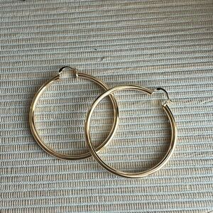 Plain medium Gold Hoop Earrings
